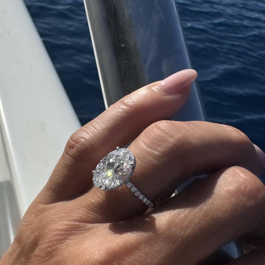 Shown With 6.08 Oval E VVS2 15.08x10.31